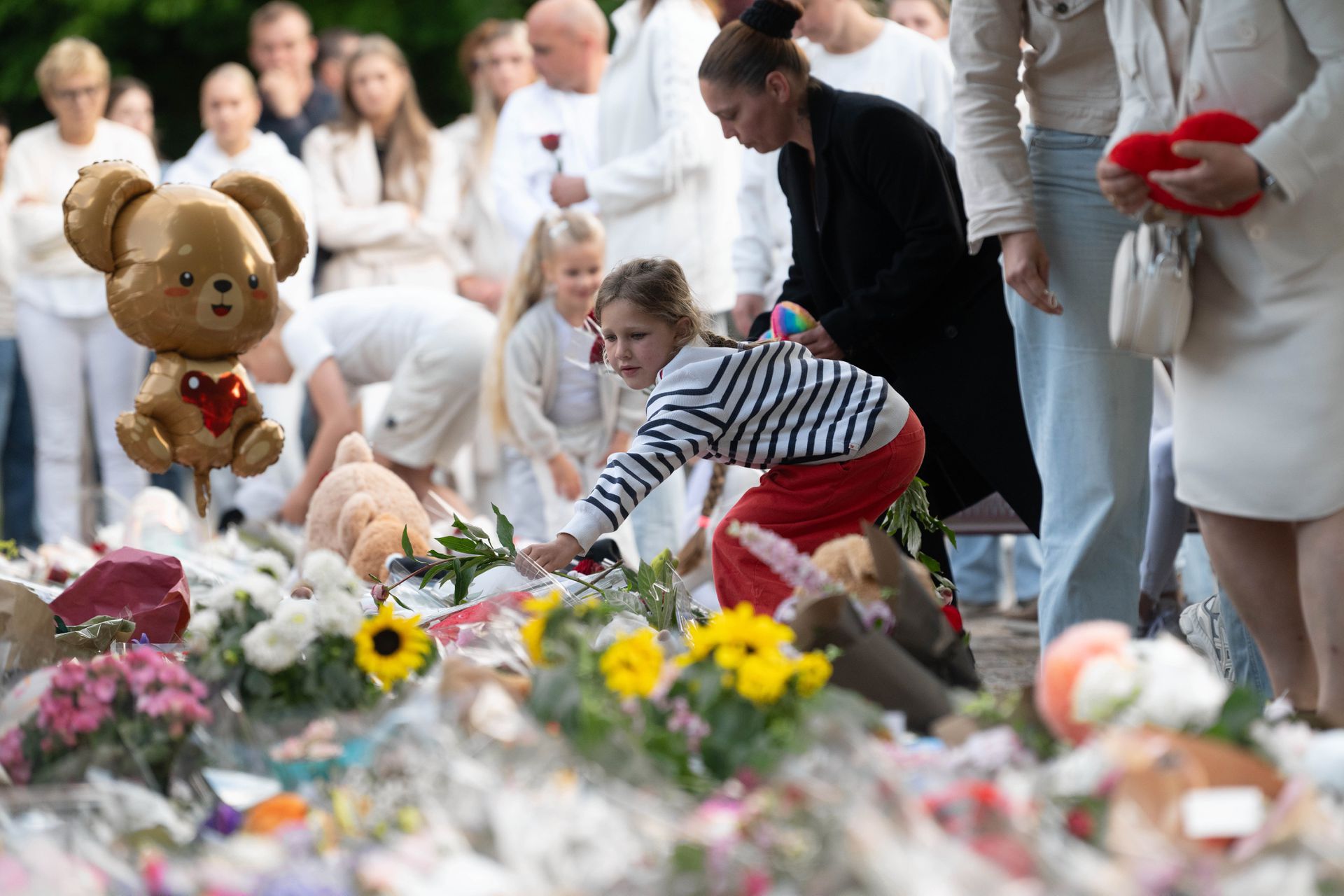Hundreds of people participate in a silent procession for deceased students in Axel: ‘We must bear this suffering together’