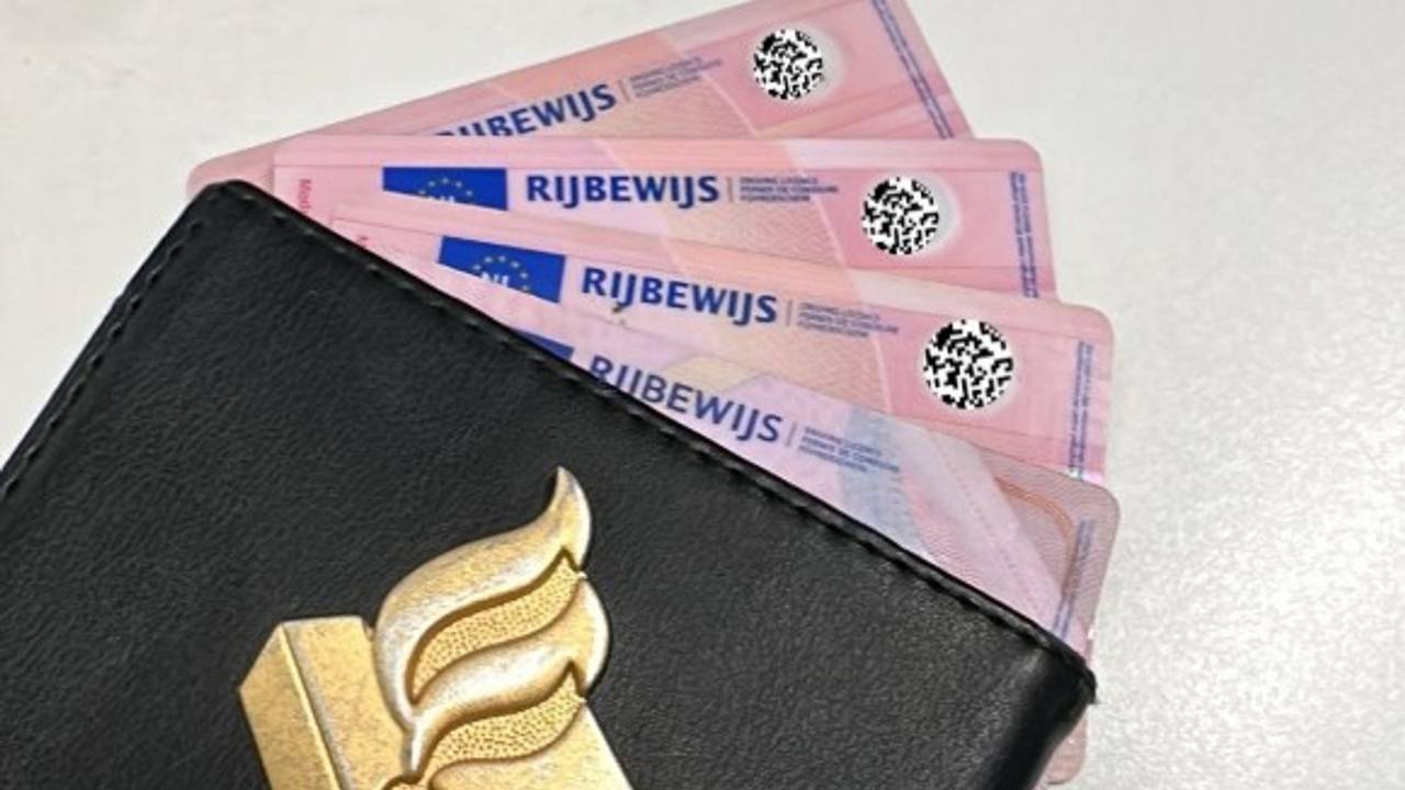 Hurried wedding guests lose their driving license on the A16 near Prinsenbeek