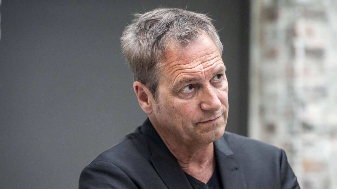 Is Knut Elstermann Ashamed of Dieter Nuhr’s Controversial Jokes?