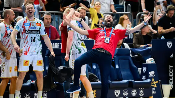 Cologne, Germany: Handball EHF CL Final 4 - Final - Fuechse Berlin - SC Magdeburg Philipp Weber (SC Magdeburg) with the trophy Koeln Lanxess Arena North Rhine-Westphalia Germany *** Cologne, Germany Handball EHF CL Final 4 Final Fuechse Berlin SC Magdeburg Philipp Weber SC Magdeburg with the trophy Cologne Lanxess Arena North Rhine-Westphalia Germany | IMAGO / wolf-sportfoto Cologne, Germany: Handball EHF CL Final 4 - Final - Fuechse Berlin - SC Magdeburg Philipp Weber (SC Magdeburg) with the trophy Koeln Lanxess Arena North Rhine-Westphalia Germany *** Cologne, Germany Handball EHF CL Final 4 Final Fuechse Berlin SC Magdeburg Philipp Weber SC Magdeburg with the trophy Cologne Lanxess Arena North Rhine-Westphalia Germany