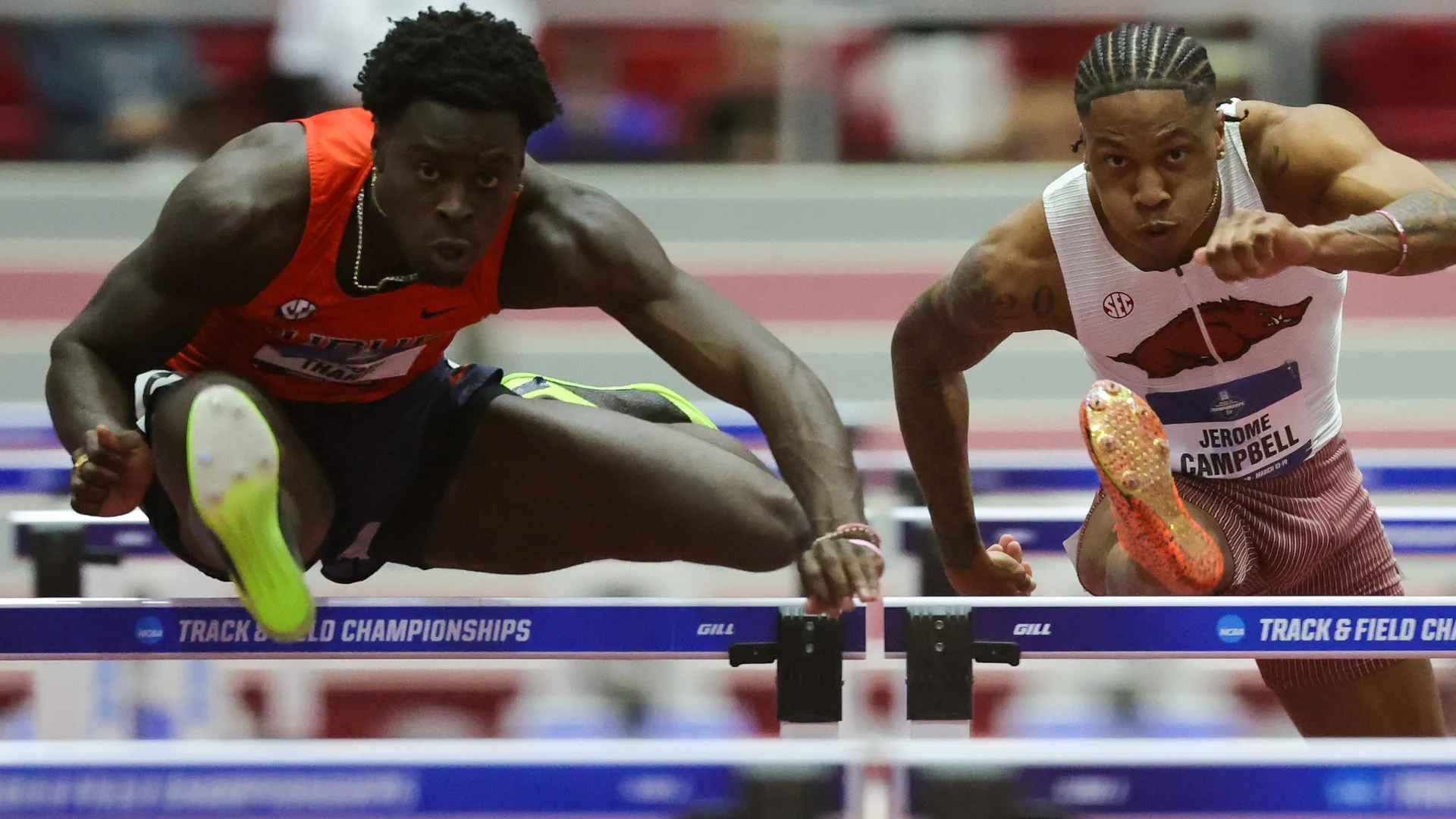 Ja'Kobe Tharp (l.): The student is the fastest hurdler in the world. Ja'Kobe Tharp (l.): The student is the fastest hurdler in the world.