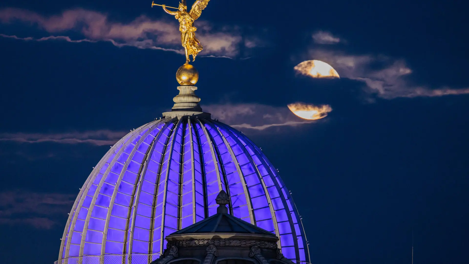 June Full Moon: Why the Strawberry Moon Looks Extra Large