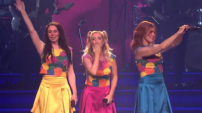 K3 Orignals emotional at final concert, boos after comment from Karen Damen: ‘I should have said better not’