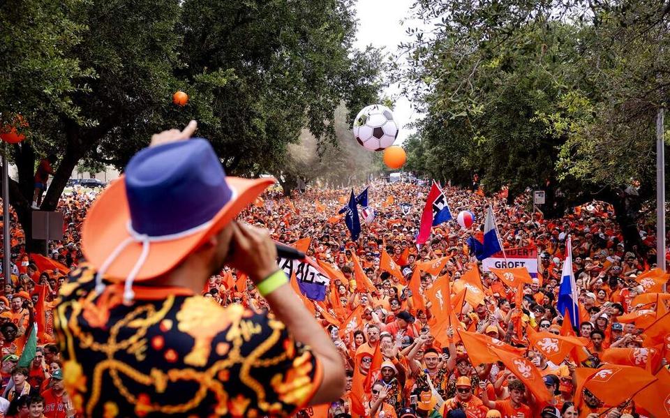 LIVE | Dutch fans are on their feet early for celebrations in Houston and unsure whether Frenkie de Jong will participate against Sweden