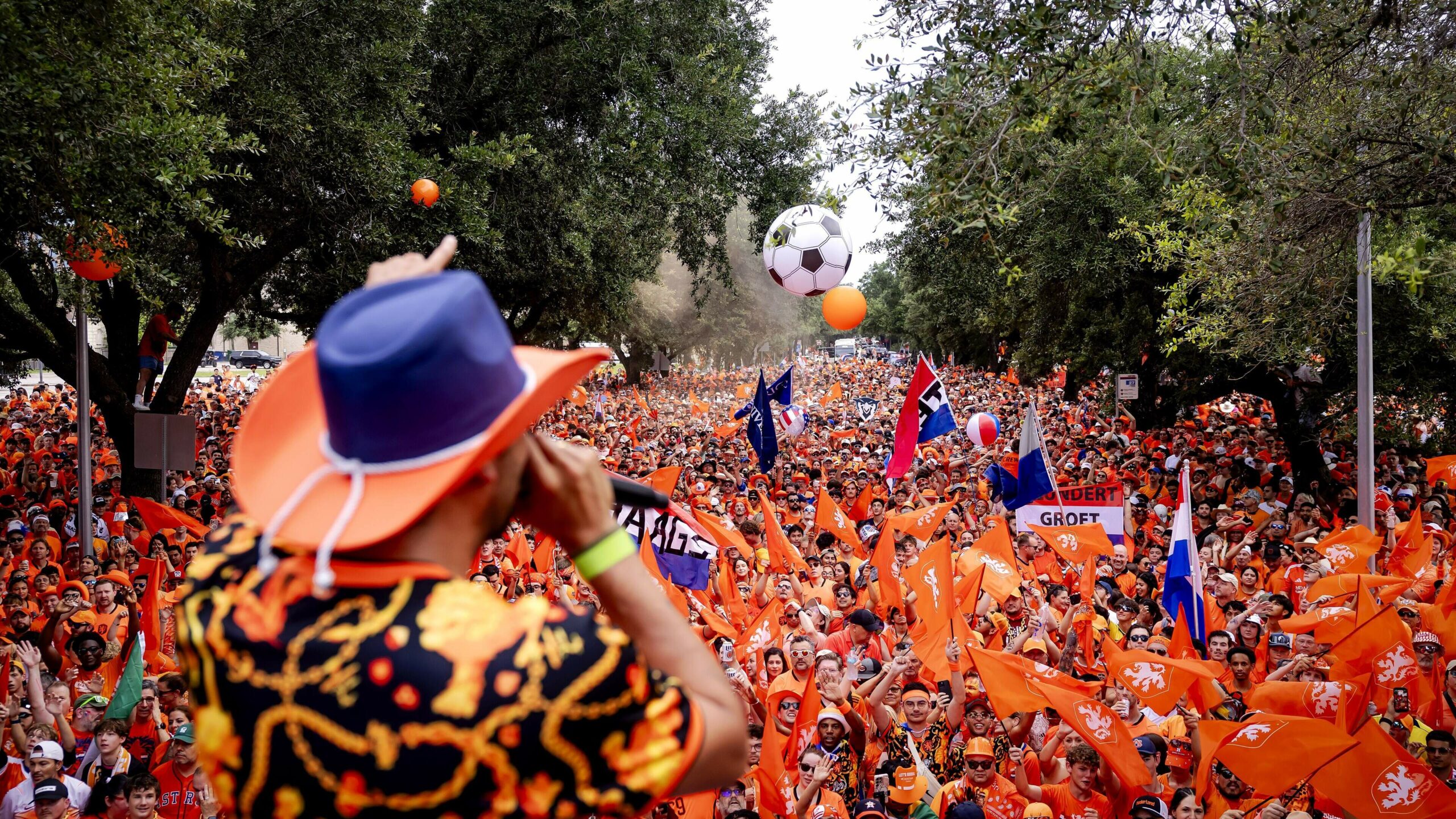 LIVE Dutch national team | Big party at Oranjemars in scorching hot Houston: ‘This is great!’