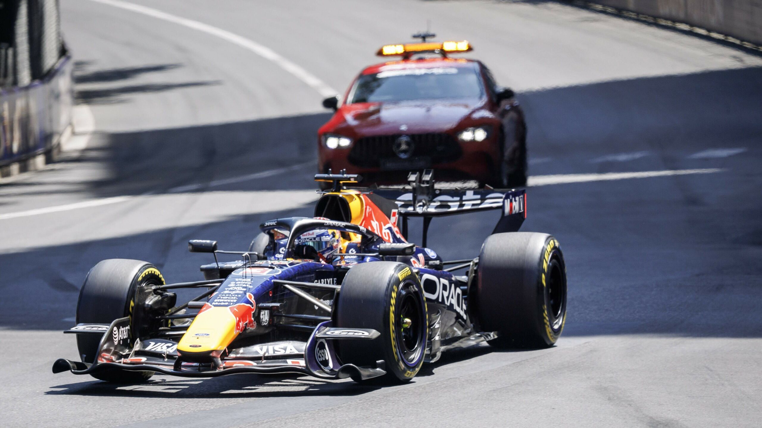 LIVE | Formula 1: Verstappen, Norris, Leclerc and Russell are having a bad day in chaotic Monaco, still red