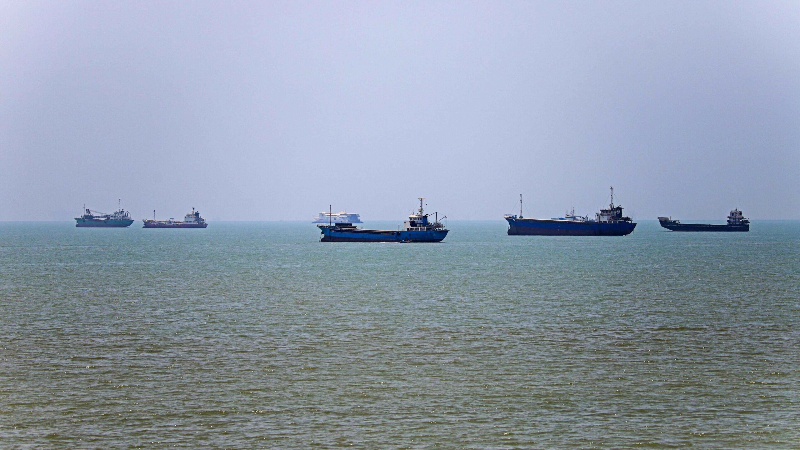 LIVE | Iran closes the Strait of Hormuz again