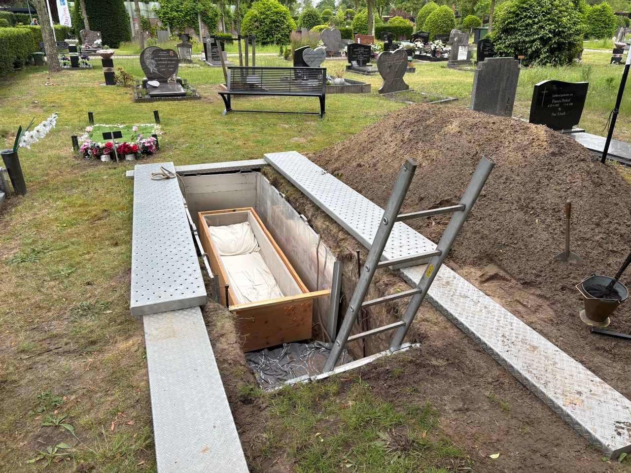 The grave in which people can lie for trial (photo: Ruud Ritzen).