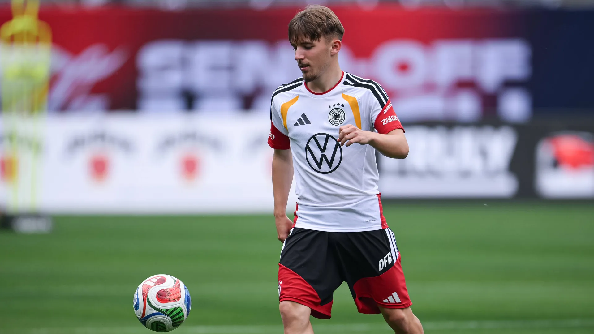 Lennart Karl in DFB training: The offensive player was seriously injured and will be out for the World Cup. Lennart Karl in DFB training: The offensive player was seriously injured and will be out for the World Cup.