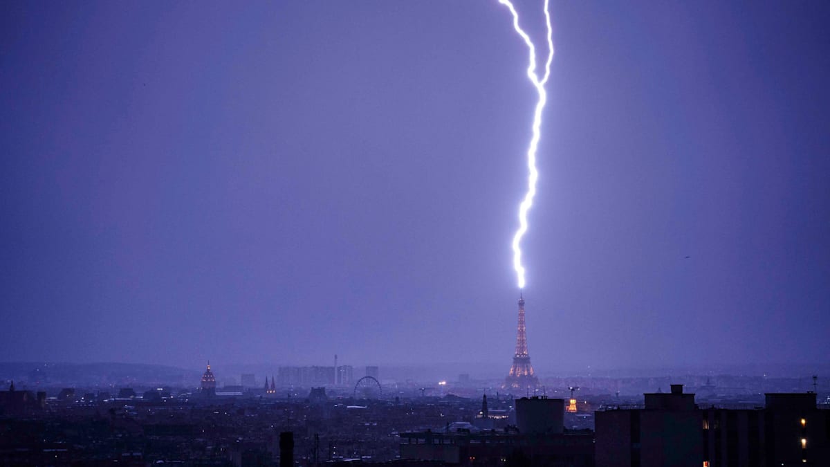 Lightning Strikes Eiffel Tower: Stunning Moment Captured in Europe’s Weather!