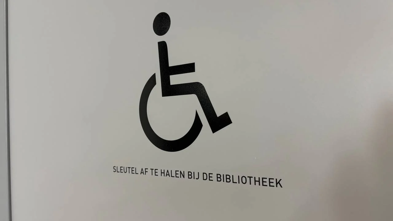 To access the disabled toilet, the key must be collected (photo: Omroep Brabant).