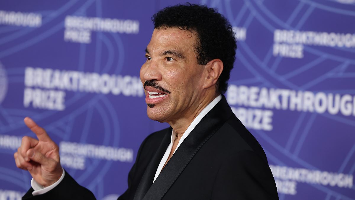 Lionel Richie Rushed to Hospital After Concert Abruptly Ends