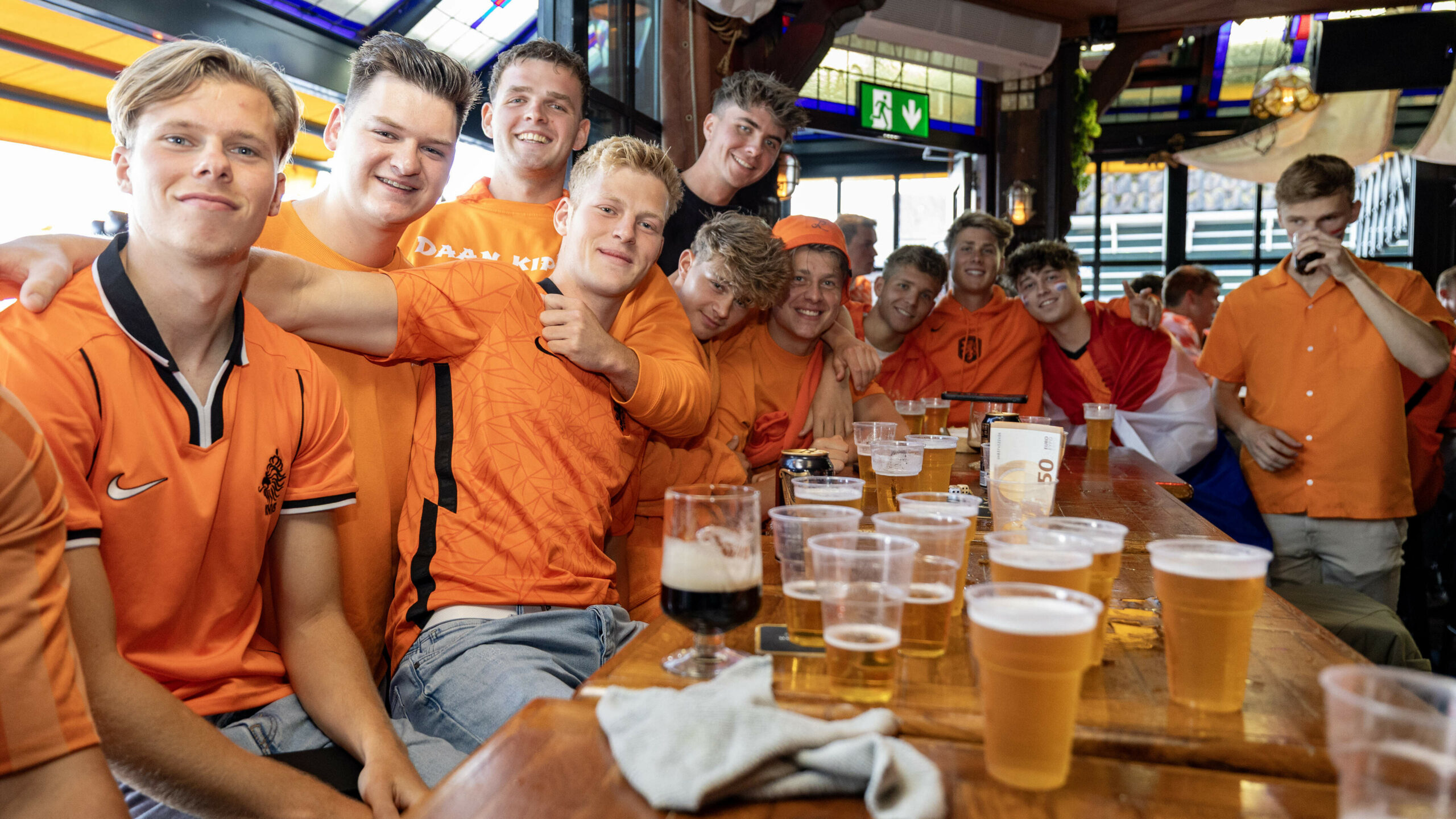 Living room of Oranjefan Cees Sier converted into a mini-stadium: ‘The entrance is a crate of beer’