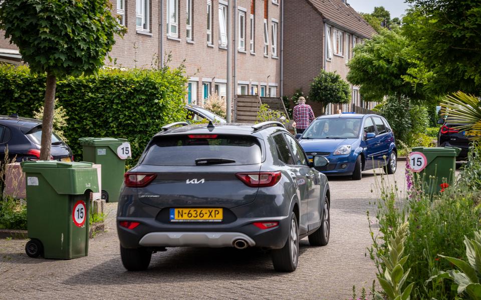 Local residents in Oosterboer are raising the alarm about speeding drivers and traffic congestion due to diversions. The municipality of Meppel asks for understanding. ‘It’s like a race track here’