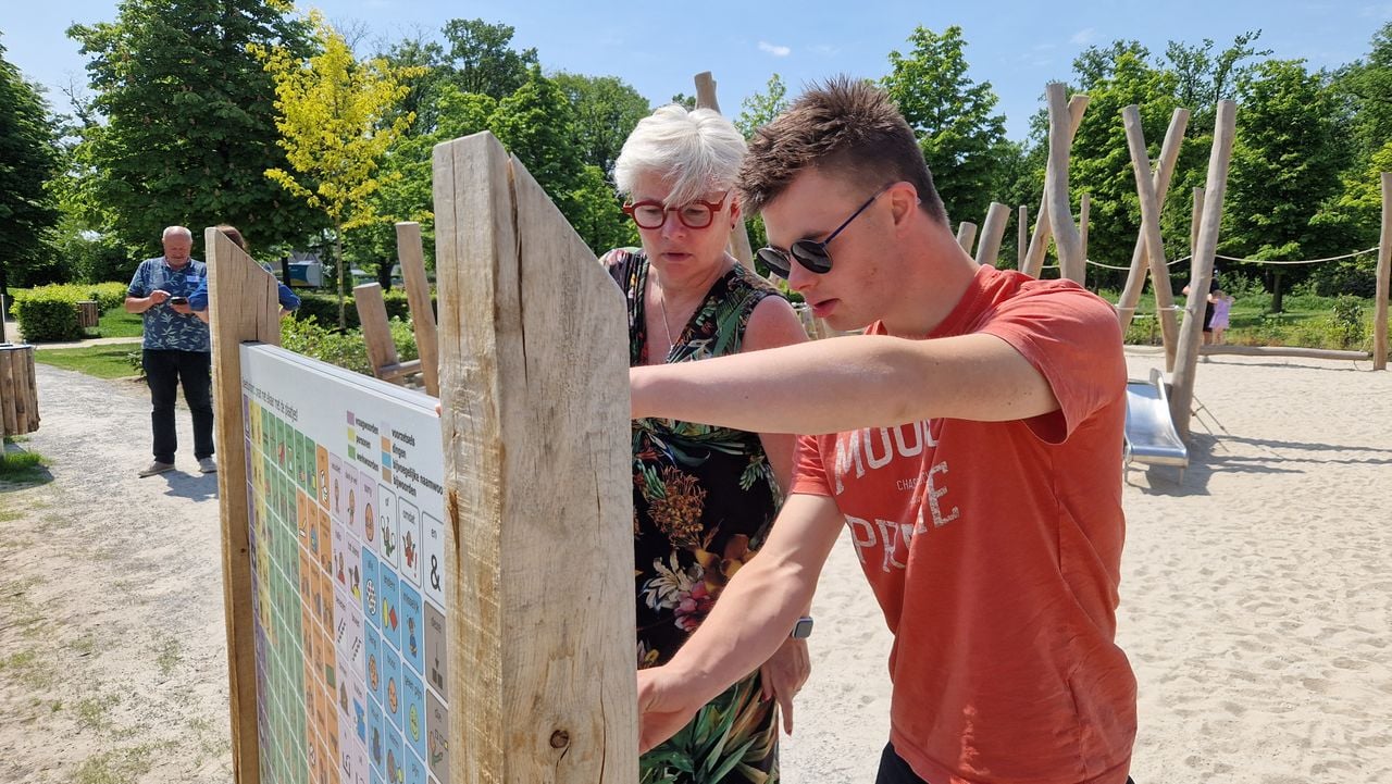 Luc together with his mother at the communication board in the playground of Streekpark Kienehoef in Sint-Oedenrode (photo: Tom Berkers).