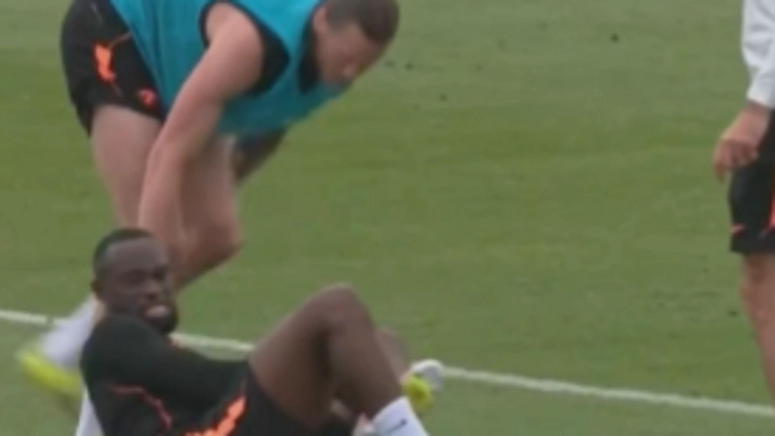 Lutsharel Geertruida breaks off Dutch national team training after a strong tackle from Wout Weghorst