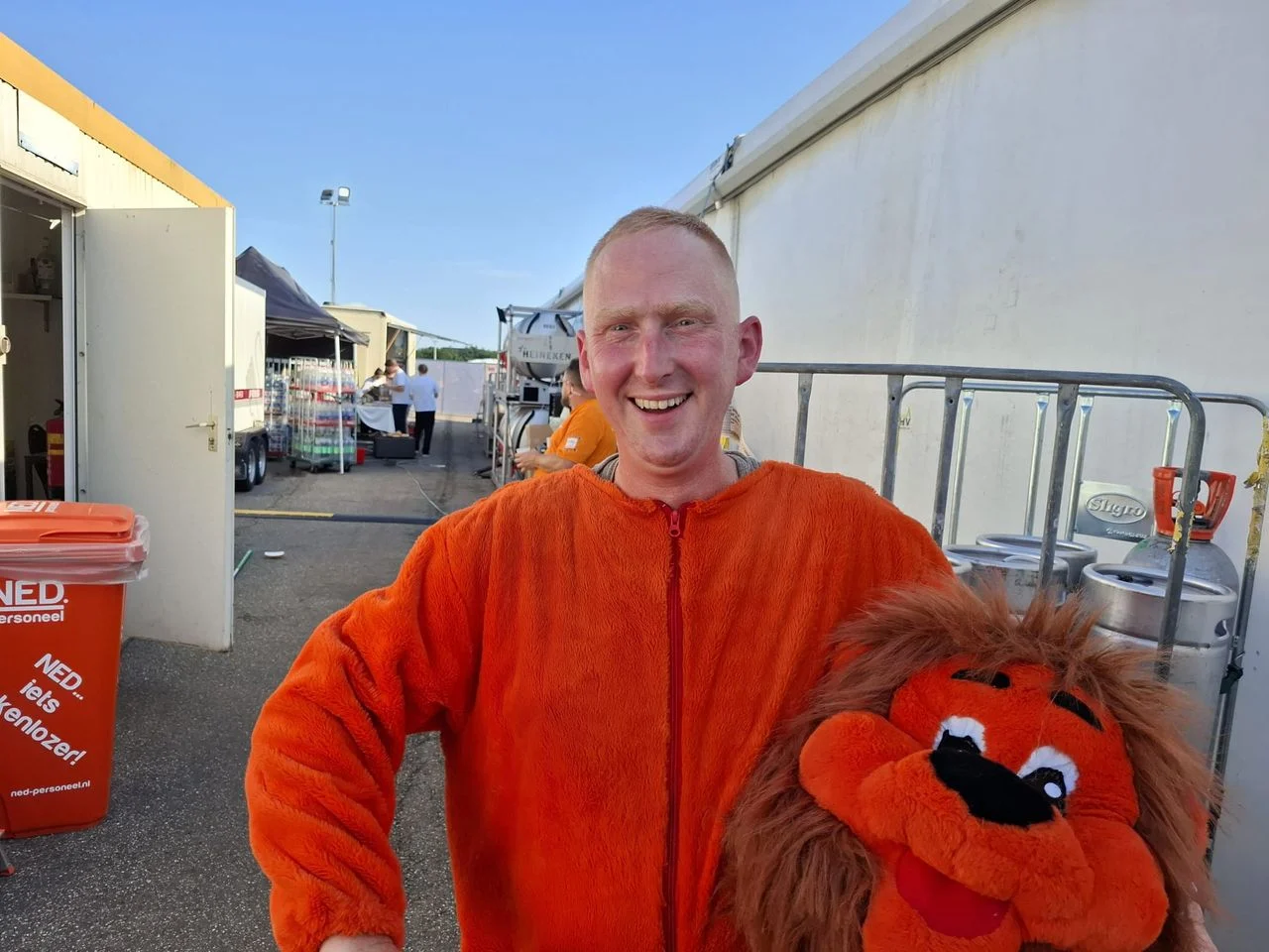 Bart van der List is the lion in the World Cup village (photo: Leon Voskamp).