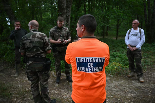 Gendarmes and hunters during the search for Lyhanna.