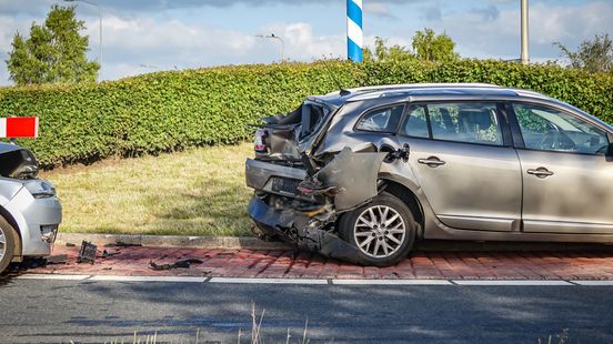 Major damage after collision on roundabout near Noord-Sleen
