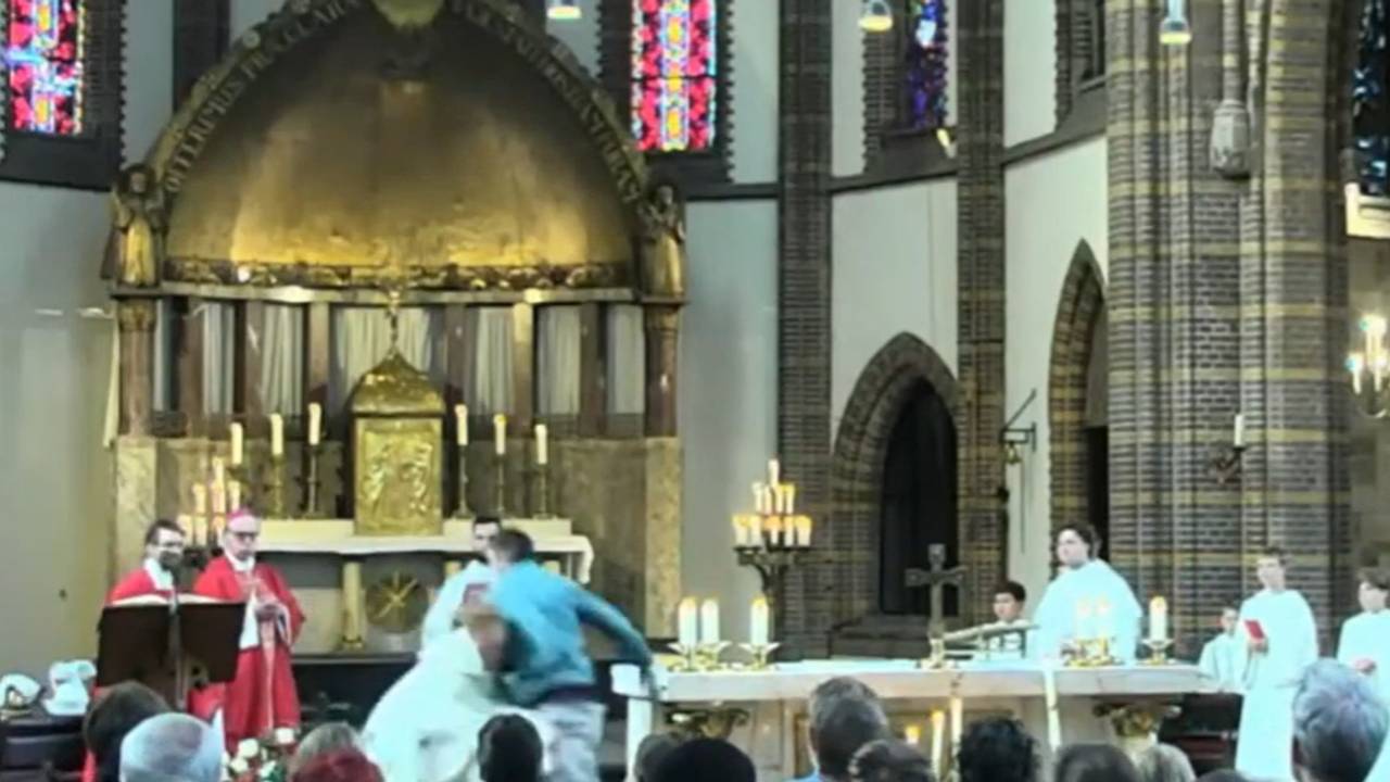 Man charges at Den Bosch bishop during church service, bystanders intervene