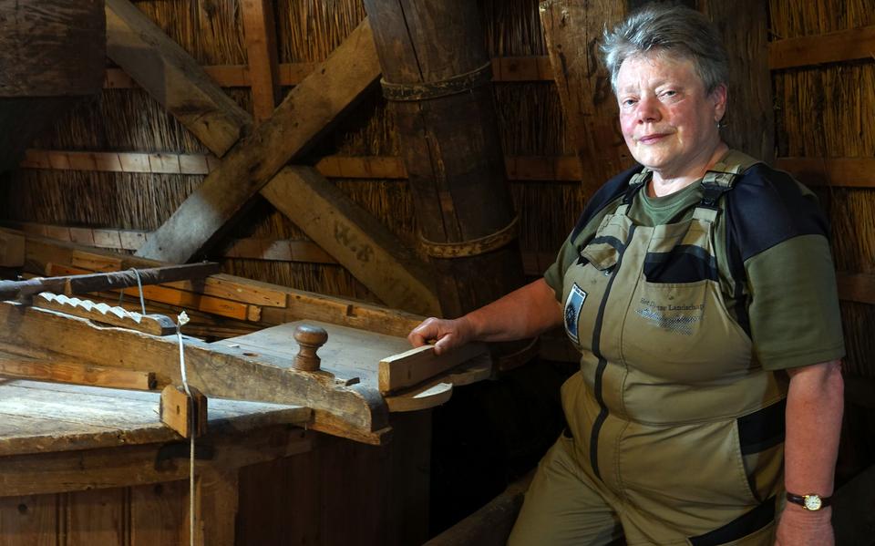 Marga (69) from Emmen keeps the age-old miller’s trade alive. ‘It’s good that more women are choosing this traditional profession’