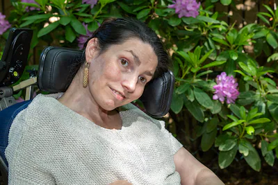 Margarit (39) cannot speak or move, but spells letter by letter in a children’s book: ‘Life has meaning’