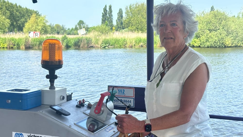 Marjanne (75) continues to sail as a ferry captain, rain or shine