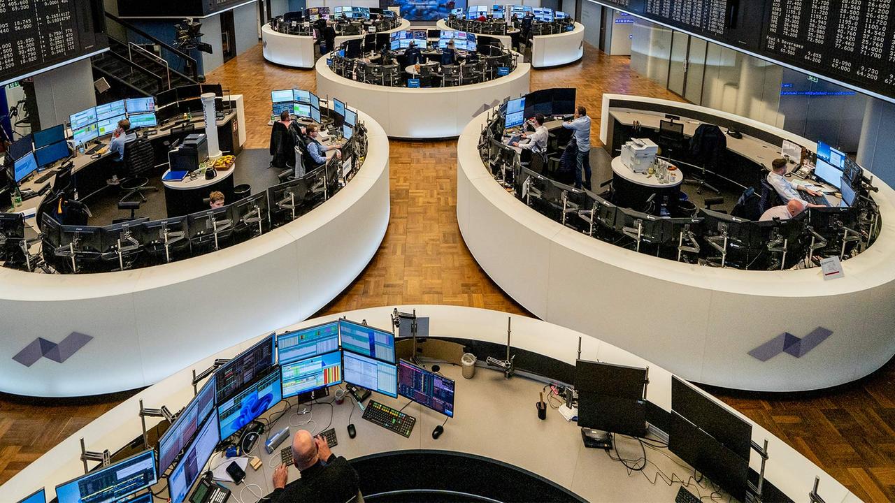 Market Report: DAX Declines Amid Renewed AI Concerns and Tech Woes