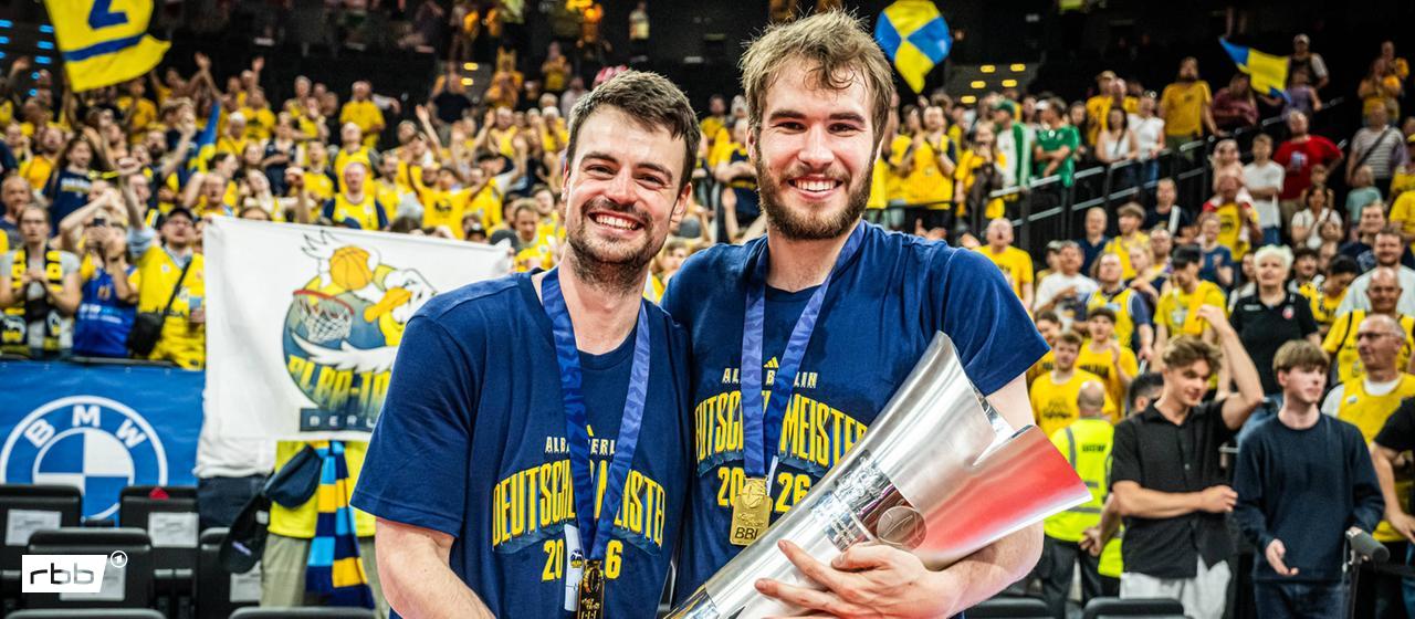 Albas Jonas Mattisseck and Malte Delow with the trophy | Image: IMAGO/camera4+