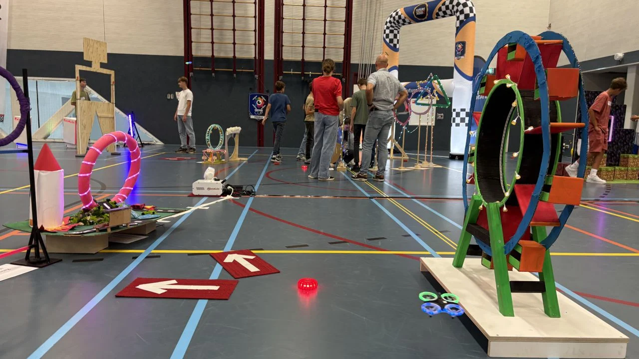 The high school students themselves made obstacles that the drones could fly through, under or past (photo: Wilco Zonneveld).