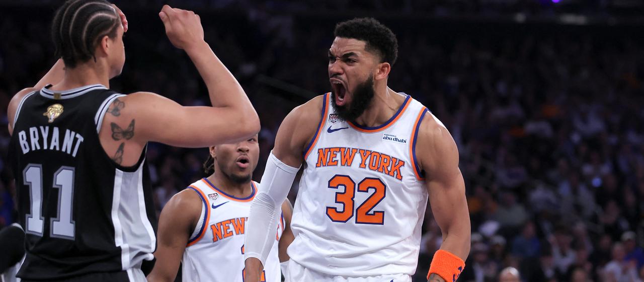 Knicks center Karl-Anthony Towns (r.) cheers in the game against the San Antonio Spurs
