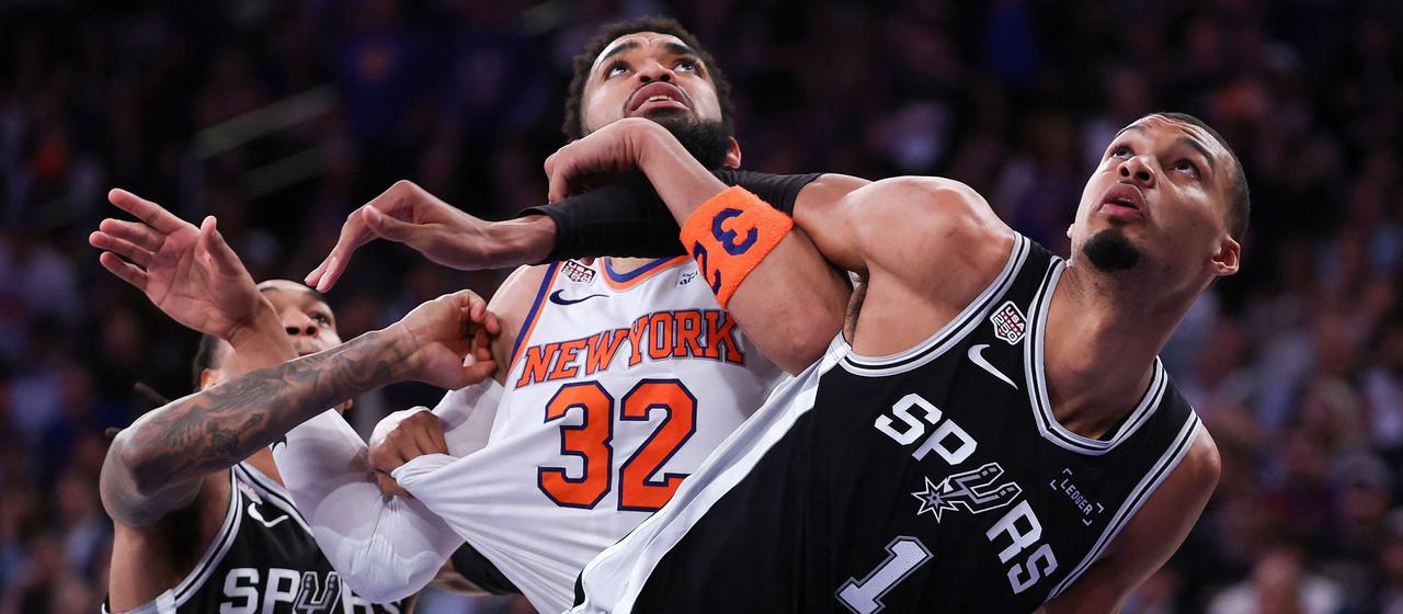 Victor Wembanyama (r.), Devin Vassell (l.) from the San Antonio Spurs in a duel with Karl-Anthony Towns