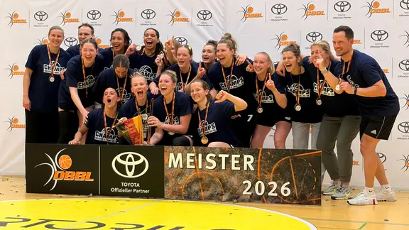 Team photo with the cheering champions of the 2nd DBBL 25/26, the Wings Leverkusen.