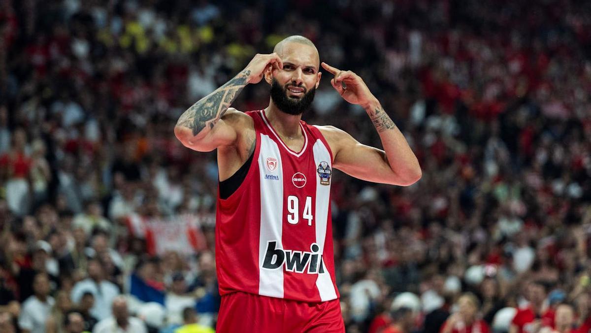 Olympiacos confirms a dream year after beating its archrival