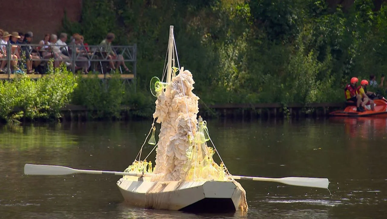 The boat with bottles from Fenna and Emmie.