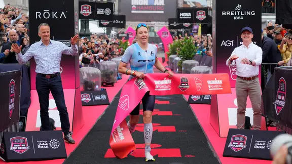 The Norwegian Solveig Lövseth crosses the finish line at the Ironman European Championships in Hamburg 