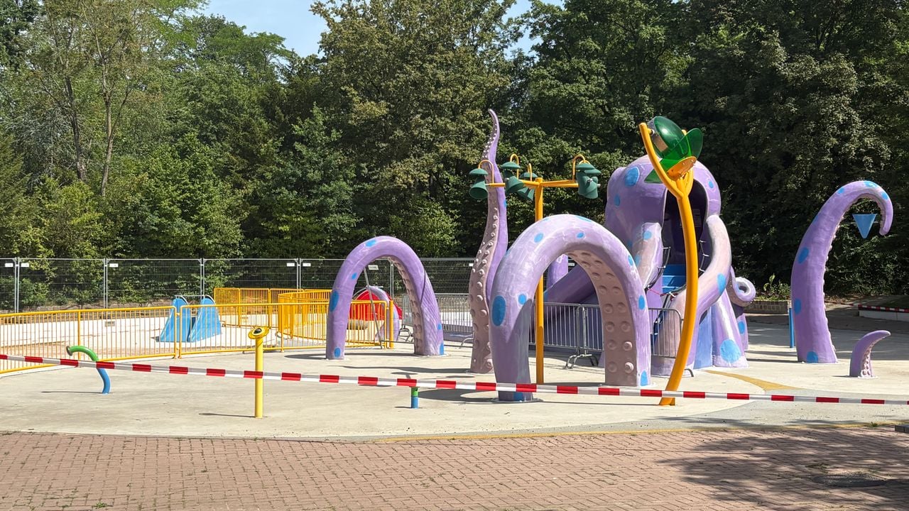 Fences and ribbons must ensure that no one can get to the water playground (photo: Rogier van Son). 