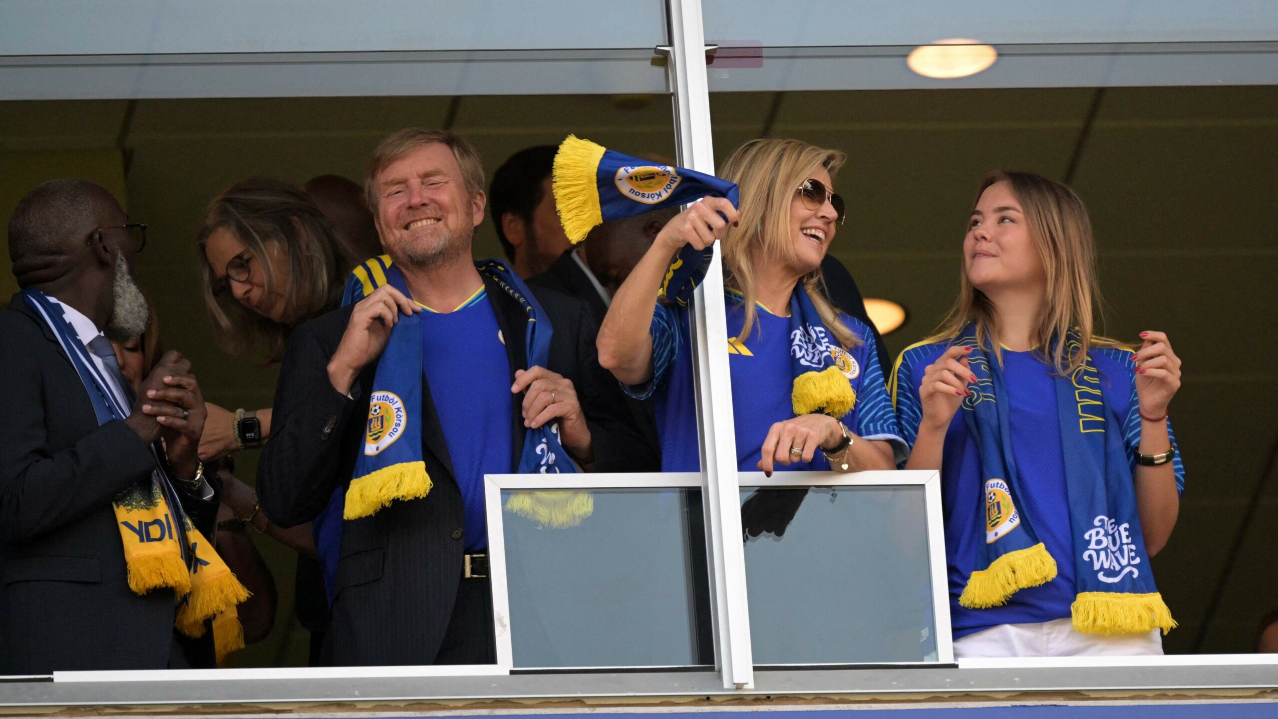 Praising reactions to images of Willem-Alexander and Máxima partying in the dressing rooms of Curaçao and Orange: ‘Now that’s a cool king’