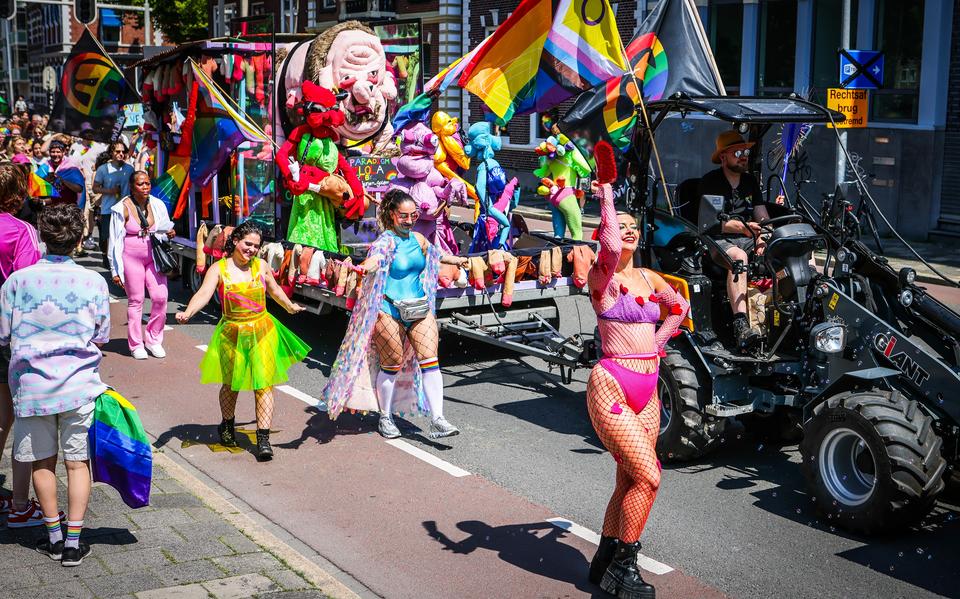 Pride Walk through Groningen with hundreds of participants attracts a lot of attention. Jolle (29): ‘The most important thing is that we are there and that there is support for us’