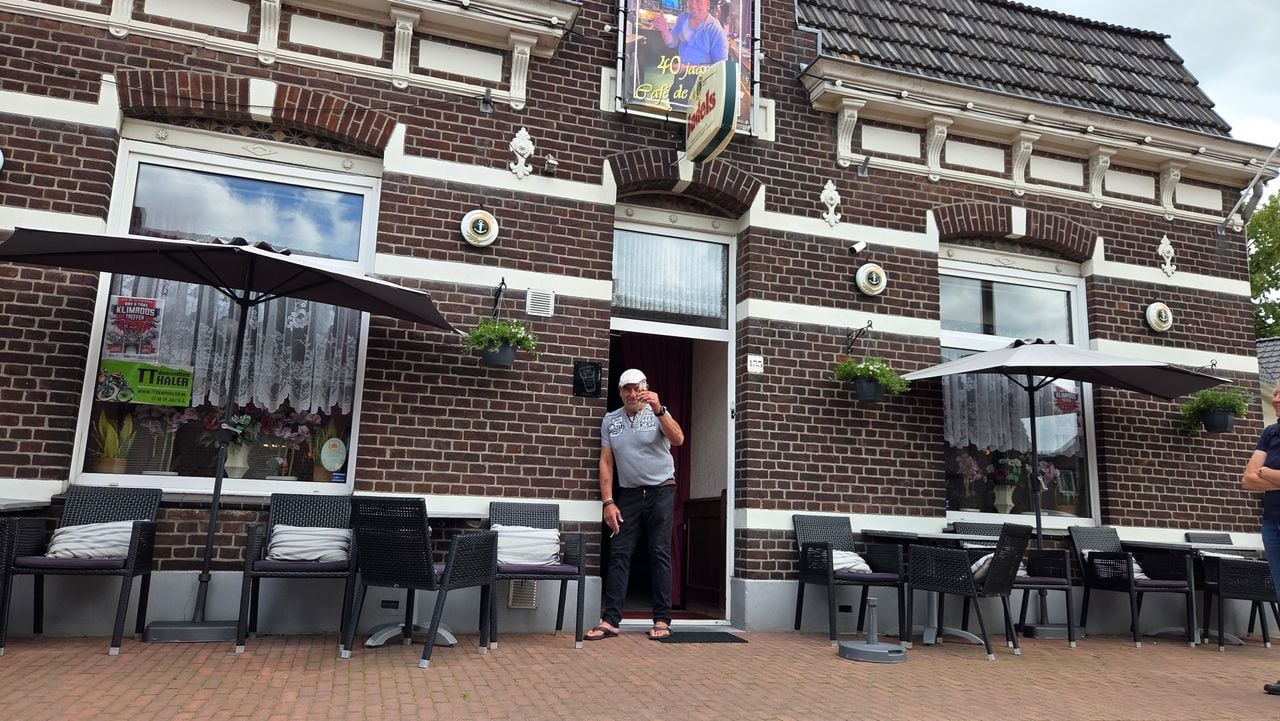 Pub owner Jozef Friederichs (80) at Café de Sport in Budel-Schoot (photo: Noël van Hooft).