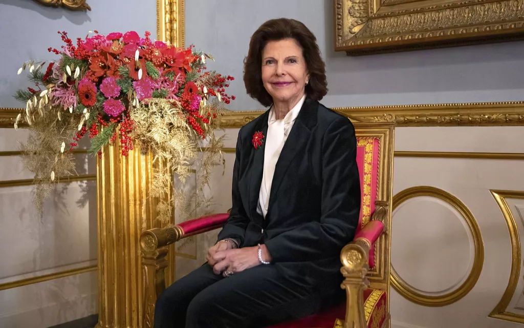 Queen Silvia celebrates her anniversary in a flower field – See the pictures!