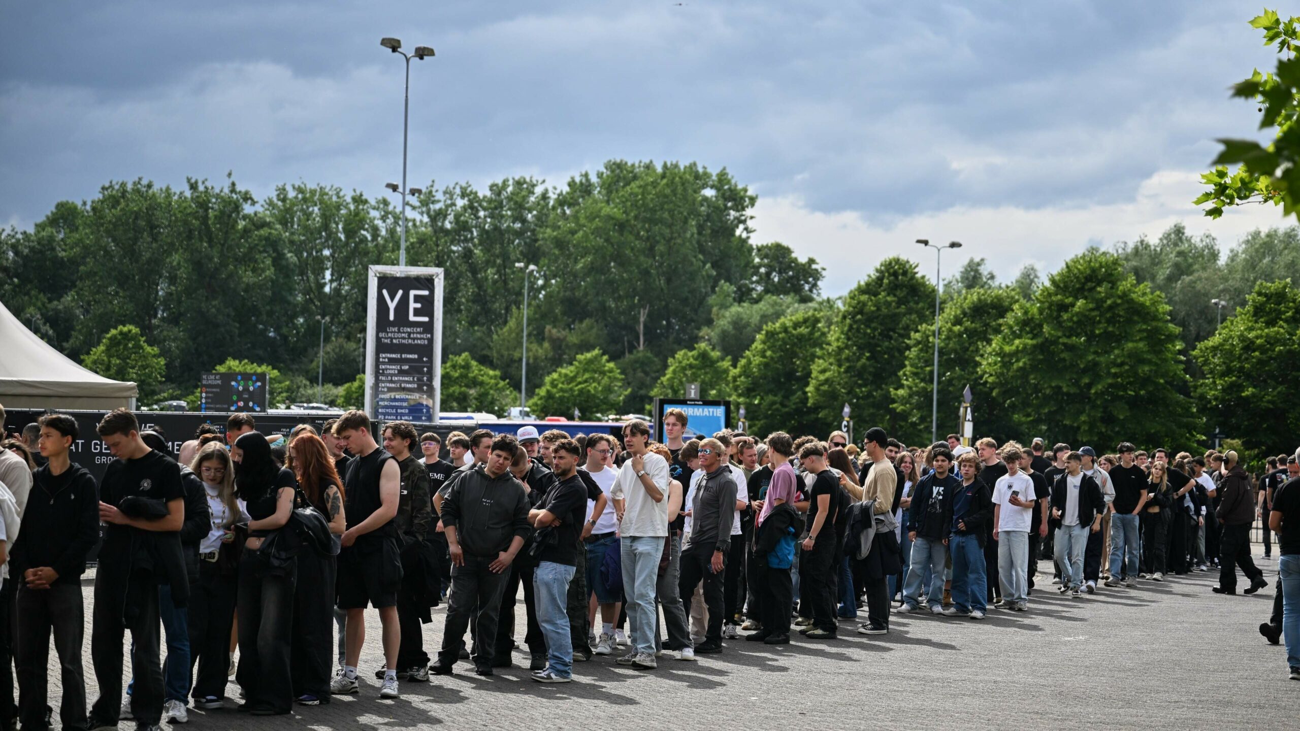Rain of complaints after Kanye West show; many fans are still outside GelreDome when the rapper arrives
