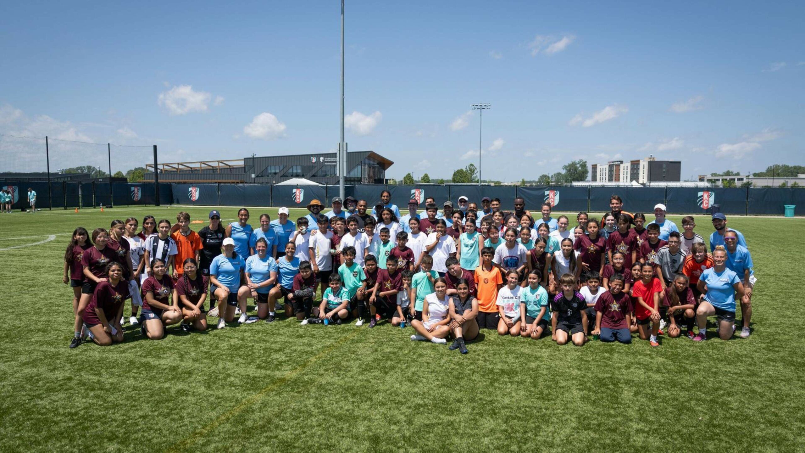 Reijnders, De Roon, Timber and Geertruida surprise children from less wealthy parts of Kansas with a visit to the end of the World Coaches course