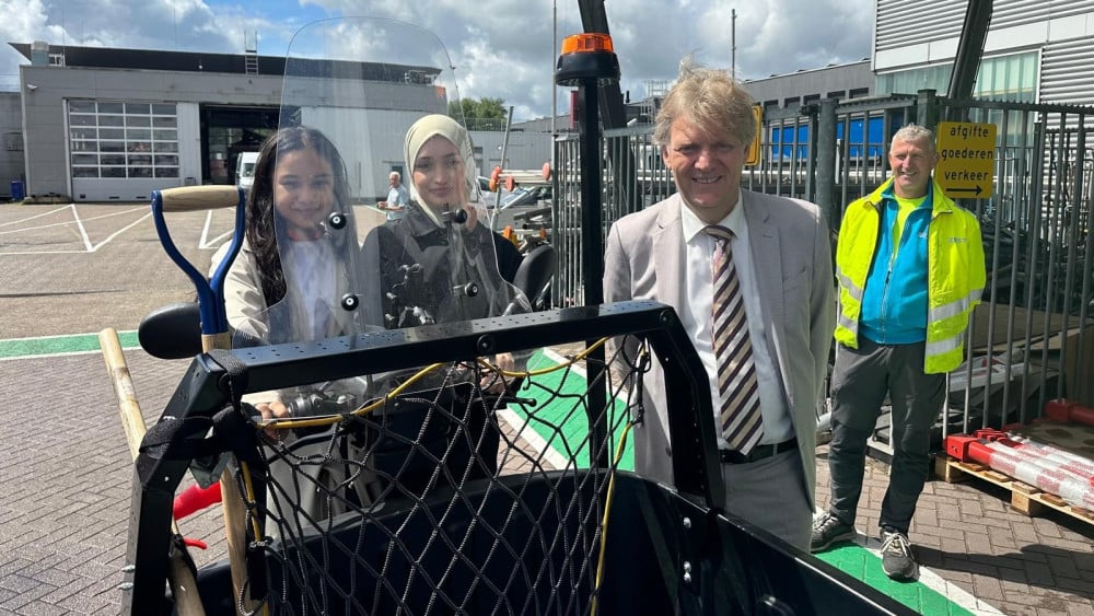 Renska (13) and Nur (14) are mayor of Zaanstad for one day