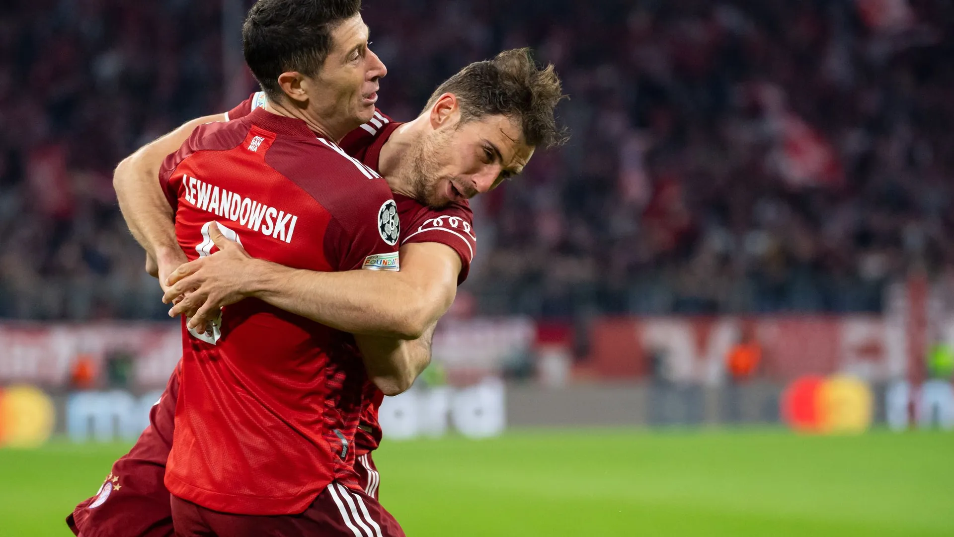 Robert Lewandowski (now FC Barcelona) and Leon Goretzka used to be teammates. Will that happen again soon? (archive image)