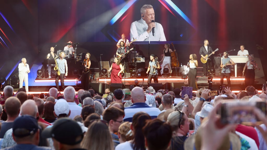 Roland Kaiser’s Epic Concert in Halle: Fans Brave the Heat at Peißnitz Festival!