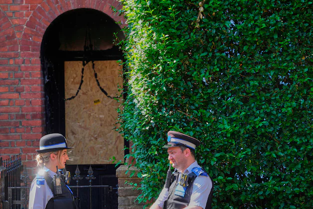 Police at a house in the Kentish Town district (London) where Prime Minister Keir Starmer lived. (13/05/25)