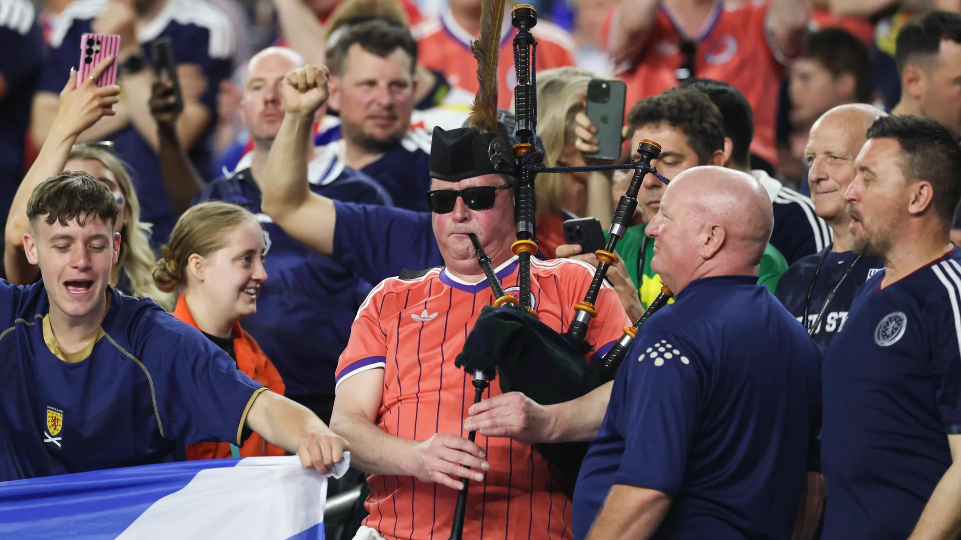 Scotland's first World Cup group game against Haiti (1-0) in Boston: A bagpiper accompanies the singing fans. Scotland's first World Cup group game against Haiti (1-0) in Boston: A bagpiper accompanies the singing fans.