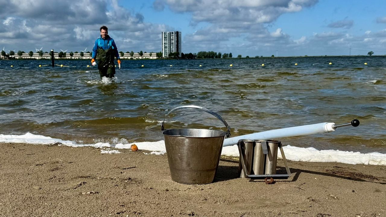 Scott van Nieuwenhoven carries out water measurements every two weeks at the same location during the swimming season (photo: Erik Peeters)