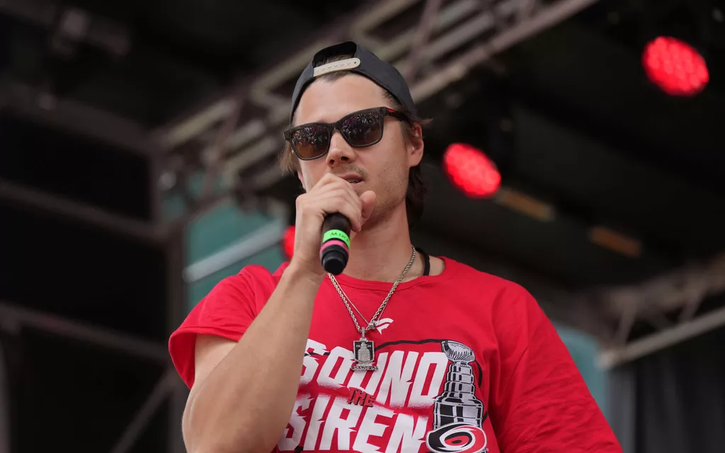 Sebastian Aho celebrated wildly – This is what it looked like at the championship parade